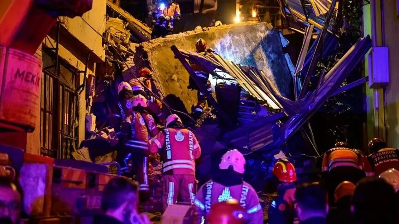 Beyoğlu’nda 4 katlı metruk bina çöktü