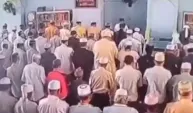 Tayland'da cemaat 7,7'lik depreme rağmen namaz kılmaya devam etti