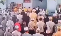 Tayland'da cemaat 7,7'lik depreme rağmen namaz kılmaya devam etti