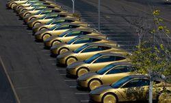 Tesla sürücüsüz taksi hizmetini başlattı