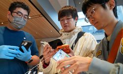 iPhone Duo için Pekin’deki Apple Mağazası önünde kuyruk