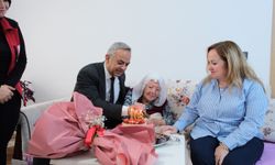 Cumhuriyet ile yaşıt Nazife Gül 29 Ekim'i pastayla kutladı