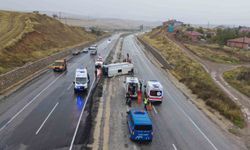 Kırıkkale’de işçileri taşıyan servis devrildi: 15 yaralı!
