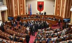 Arnavutluk Meclisinde öğrencilerin protestoları tansiyonu yükseltti