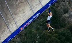 Thomas Van Tonder, Güney Afrika'da 280 metrelik monkey bar parkurunu geçti