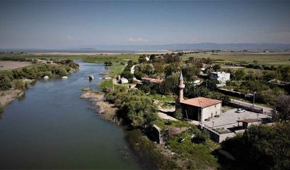 İbadete açılan 614 yıllık tarihi cami manzarasıyla büyülüyor
