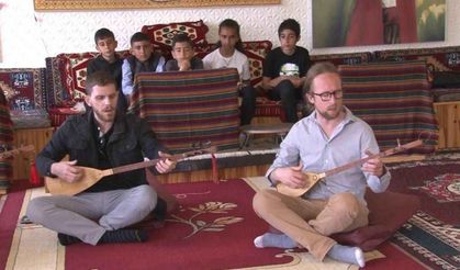 Türkiye'de iki Amerikalı bağlama aşığı oldu