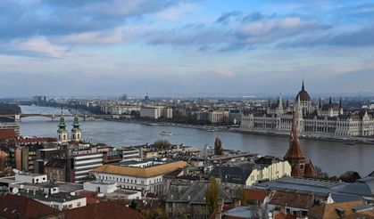 Budapeşte tarihi dokusuyla açık hava müzesi izlenimi sunuyor