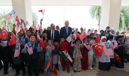 Malezyalı çocuklar Cumhurbaşkanı Erdoğan'ı sevgiyle karşıladı