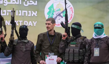 Hamas, İsrailli esirlerin teslim öncesi tünellerdeki görüntülerini yayınladı