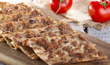 İncecik hamur, bol kıymalı lezzet! Etli ekmek tarifi...