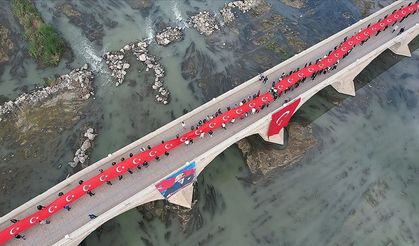 Çorum'da vatandaşlar tarihi Koyunbaba Köprüsü'nde 102 metrelik Türk bayrağıyla yürüdü