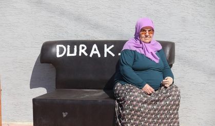 CHP'li belediyenin oturacak yer yapmadığı duraklara vatandaş koltuk getirdi