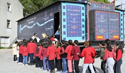 "Gezen Sinema Tırı" Demirci'de çocuklarla buluştu