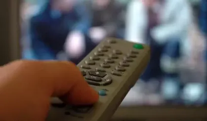 Yaşlılar günde 5 saati televizyon başında geçiriyor!