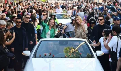 Altın Portakal kortejle başladı!