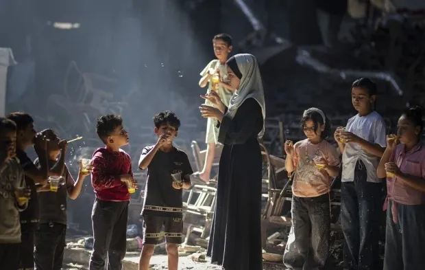 Filistinli genç, çocukları savaş psikolojisinden uzaklaştırmak için etkinlikler düzenliyor!