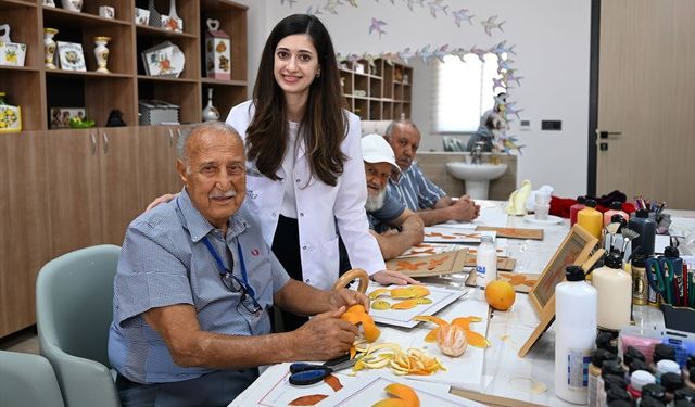 Alzheimer hastası ressam portakal kabuğundan tablo yapıyor