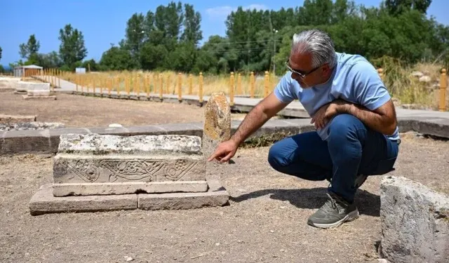 Gevaş’ta yüzyıllar sonra ortaya çıktı: Çevgan motifli çocuk mezarı!