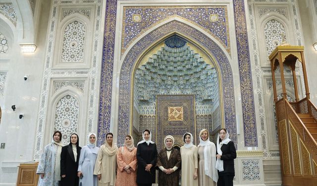 Emine Erdoğan Semerkant’ta İmam Buhari Türbesi’ni Ziyaret Etti