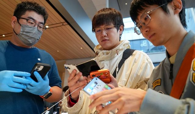 iPhone Duo için Pekin’deki Apple Mağazası önünde kuyruk