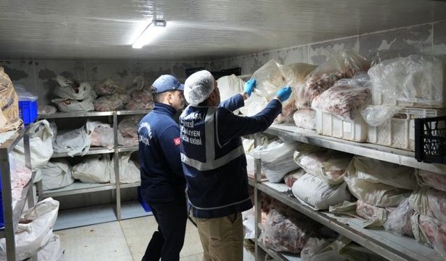 Gaziosmanpaşa’da 15 ton bozuk et ele geçirildi