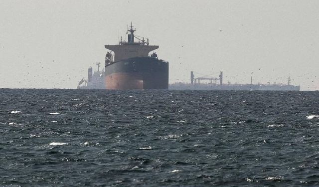 Hürmüz Boğazı'nda gemide yangın çıktı, Umman açıklarında