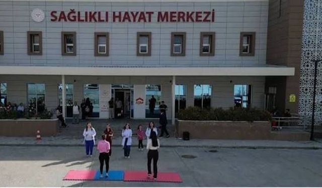 Erzincan'da mahalle parklarında sağlık çalışanlarıyla spor yapılıyor