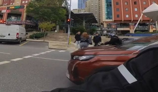 Ataşehir’de motosiklet yayaya çarptı.. Görüntüler ortaya çıktı!