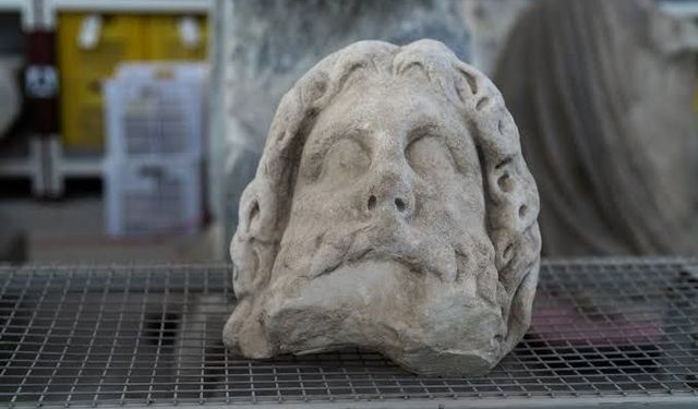 Teos Antik Kenti'nde Antinoos portresi ve 13 yazıt bulundu