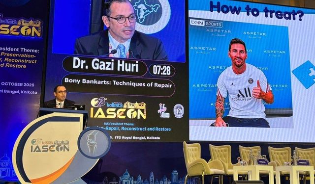 Gazi Huri IASCON'da canlı cerrahi yapan ilk Türk cerrah oldu