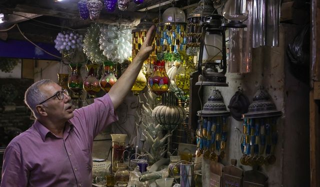 Şam'da cam üfleme geleneği asırlık fırınlarda yaşatılıyor