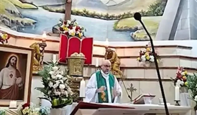 Ekvador'da ayin sırasında üzerine haç devrilen rahip hayatını kaybetti!