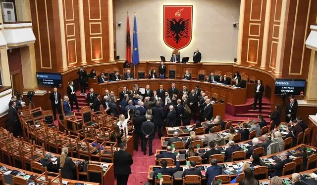 Arnavutluk Meclisinde öğrencilerin protestoları tansiyonu yükseltti