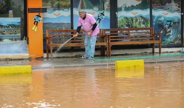 Fethiye'de sağanak hayatı olumsuz etkiledi