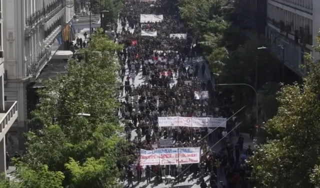 Yunanistan’da öğretmen ve öğrencilerden eğitim bütçesi protestosu