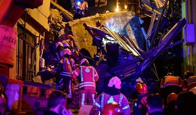 Beyoğlu'nda 4 katlı metruk bina çöktü