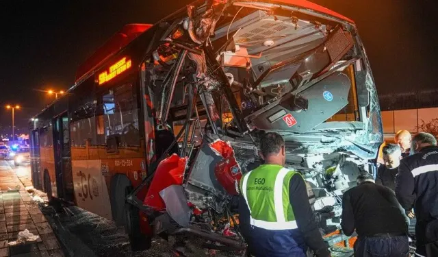 Ankara’da belediye otobüsü üst geçidin ayağına çarptı: Yaralılar var!