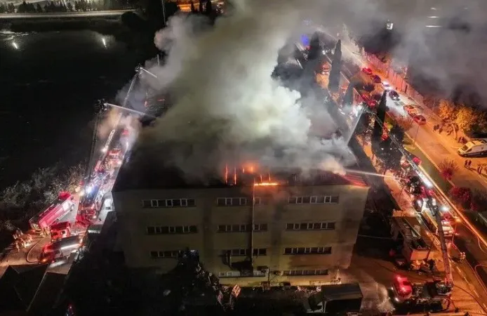 Tuzla'da ayakkabı fabrikasında çıkan yangın söndürüldü!