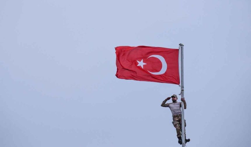 Türk bayrağını şehitler anısına 2 bin 100 rakımda dalgalandırdılar