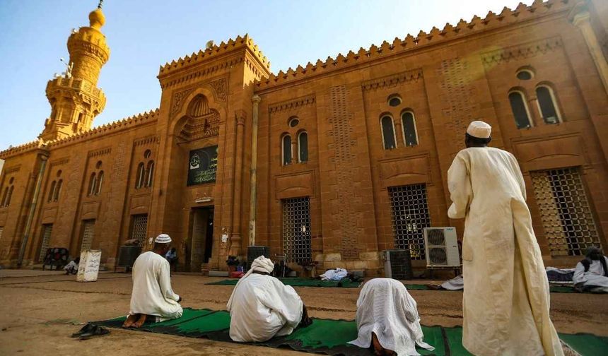 Sudanlılar ramazanı camilerde ibadetle geçiriyor