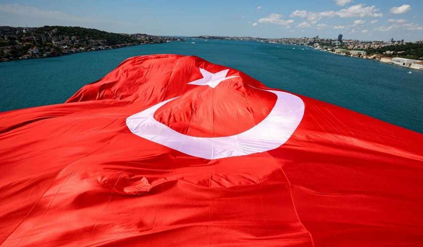 15 Temmuz Şehitler Köprüsü'ne Türk bayrağı asıldı
