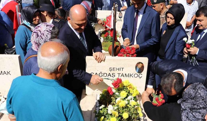 Şehitlere koştular! Bakan Süleyman Soylu anma törenine katıldı
