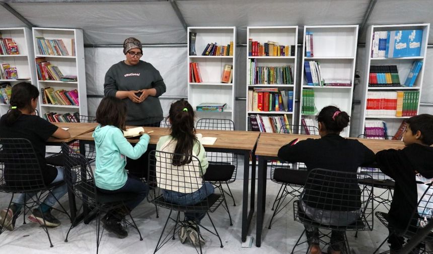 Depremzede Türkçe öğretmenden İskenderun'da kaldığı çadır kentte çocuklara gönüllü ders 