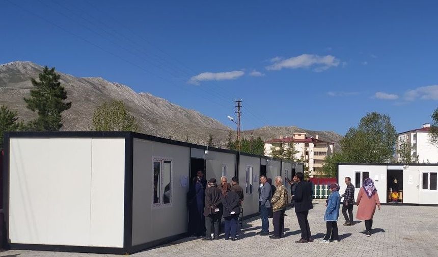 Depremden etkilenen Hatay, Osmaniye ve Adana'da da vatandaşlar sandık başında