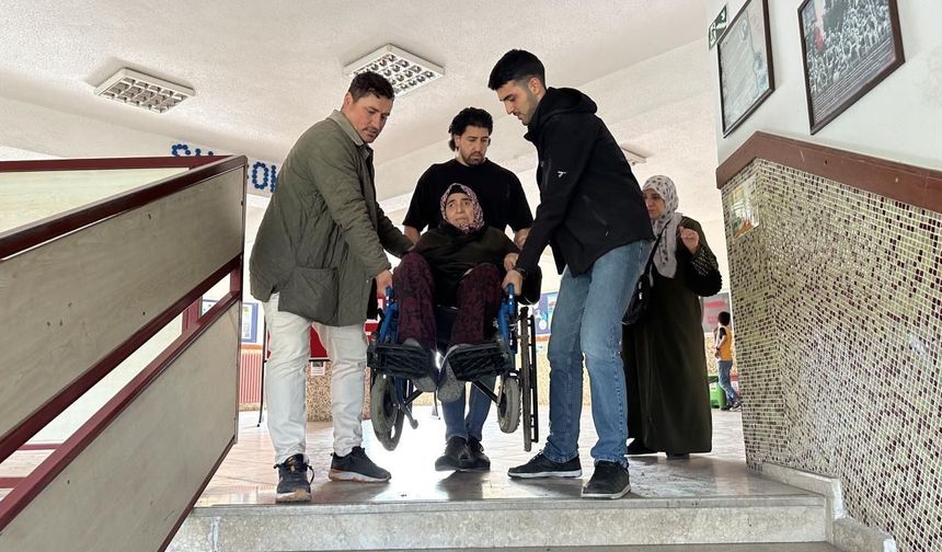 Şehit eşi tekerlekli sandalye ile sandık başına taşındı