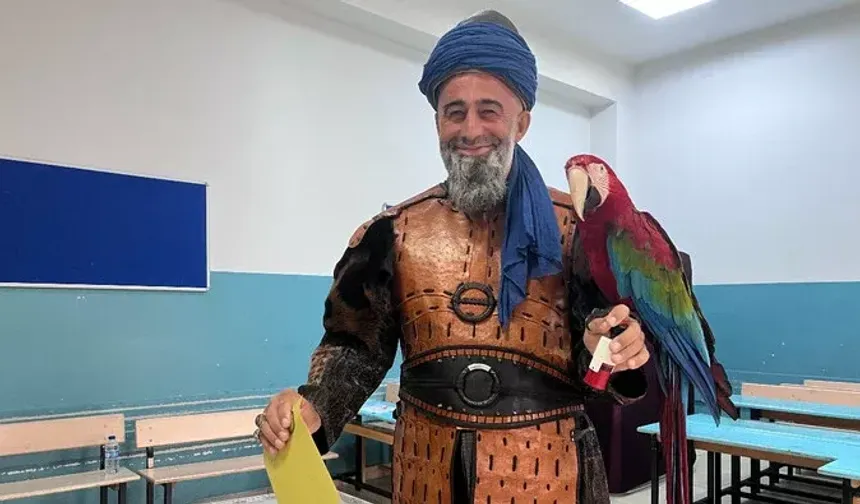 Esenyurt'ta vatandaş sandığa papağanıyla gitti