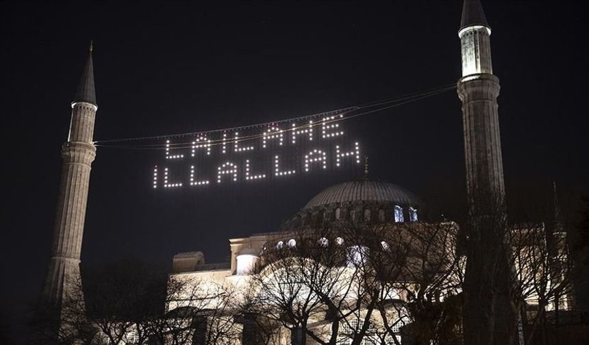 Ayasofya'ya "La ilahe illallah" mahyası asıldı