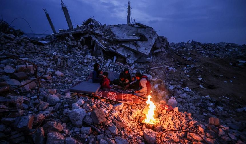 Filistinli aile yıkım ve enkaz arasında iftarlarını açtı