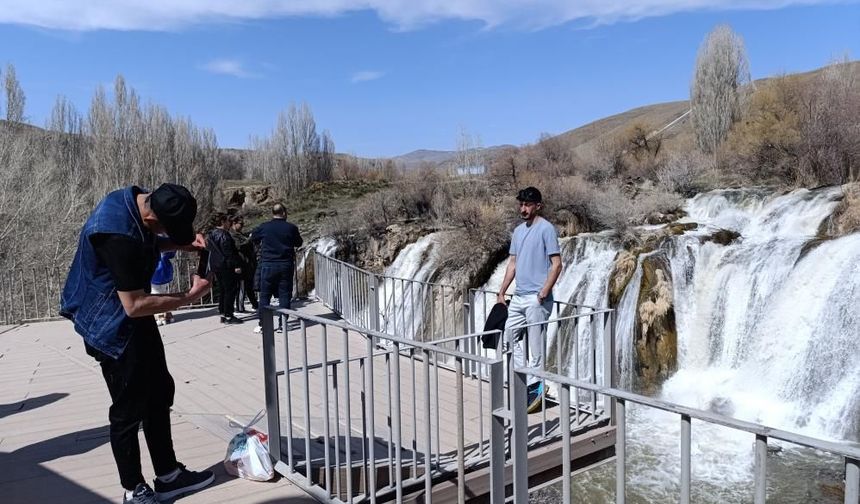 Muradiye Şelalesi ziyaretçilerin akınına uğradı